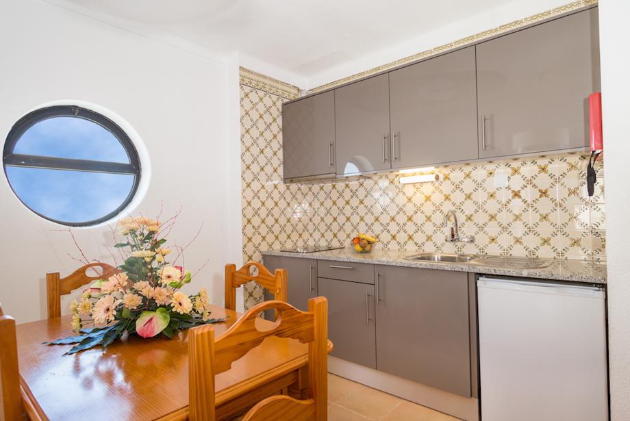 Apartamento com 1 Quarto e Varanda (2 Adultos) Hotel Mirachoro Praia da Rocha ** Portimão Apartamento com 1 Quarto e Varanda (2 Adultos) Hotel Mirachoro Praia da Rocha ** Portimão